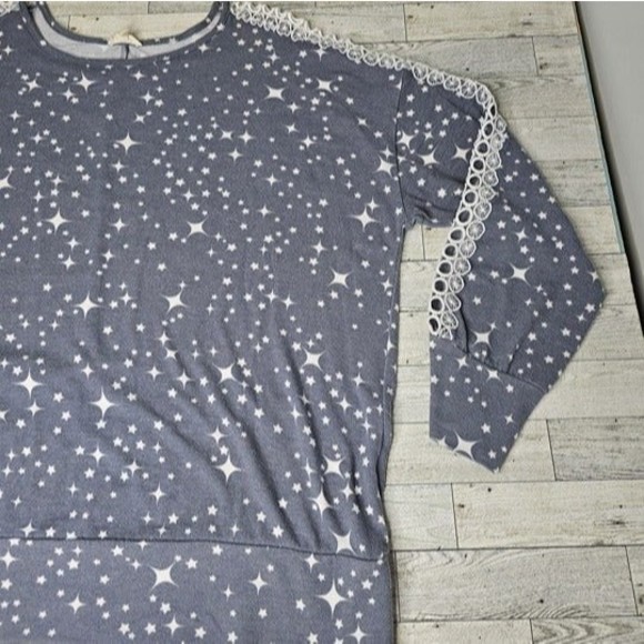 COMO Blu Women Grey and White Star print Cutout Sleeve Banded Waist Top, Size 2X - Picture 2 of 8